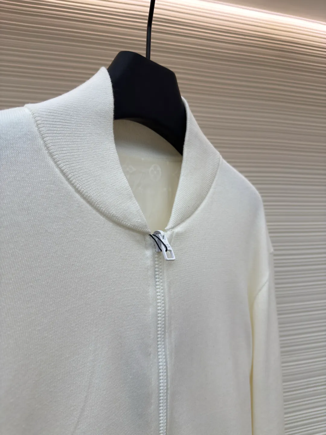 LOUIS VUITTON double-sided zipper jacket ●Authentic product: 21300 purchase and development ●Item number: 1680684-B95 ●Fabric: nylon fabric ●Technology: full-width jacquard production ●Version: loose version ●Weight: about 610 grams ●Size: S-M-L-XL ●Description: Customized high-end nylon fantasy jacquard brocade and cotton sheep dense needle velvet, rich texture, full color, soft and delicate Double-sided charm, one piece of clothing to enjoy. One side quietly appears with low-key elegance. The iconic embroidered LV logo is embellished on it. The other side is covered with Yingze's full-width Monogram pattern, instantly lighting up the whole place. Exuding a sense of high-end from the inside out. Double-sided splendor. Like two movements in a symphony, each is wonderful and reflects each other. Unlock the noble code of fashion and use imported machine embroidery technology to use advanced computer control systems and precision mechanical components to realize LV logo embroidery operations. High precision, smooth and delicate lines, fabric jacquard technology, by weaving a full-width Monogram jacquard texture technology on the surface of the fabric, controlling the interweaving method of warp and weft lines, and accurately controlling the interweaving density and tension of the yarn to make it more three-dimensional. Ergonomic three-dimensional tailoring returns to traditional craftsmanship through segmentation, folding, shrinking, and stretching techniques. The so-called slow work produces fine work, which is the respect for materials and the pursuit of feel. The workmanship is complex and tedious, slow in aging, and high in loss. The overall wiring is straight and delicate, the fabric is comfortable and soft, and the color is consistent without color difference. It can be matched with the same style to create a fashionable look and control various occasions. Customized accessories, complete with three standards, same style for men and women!
